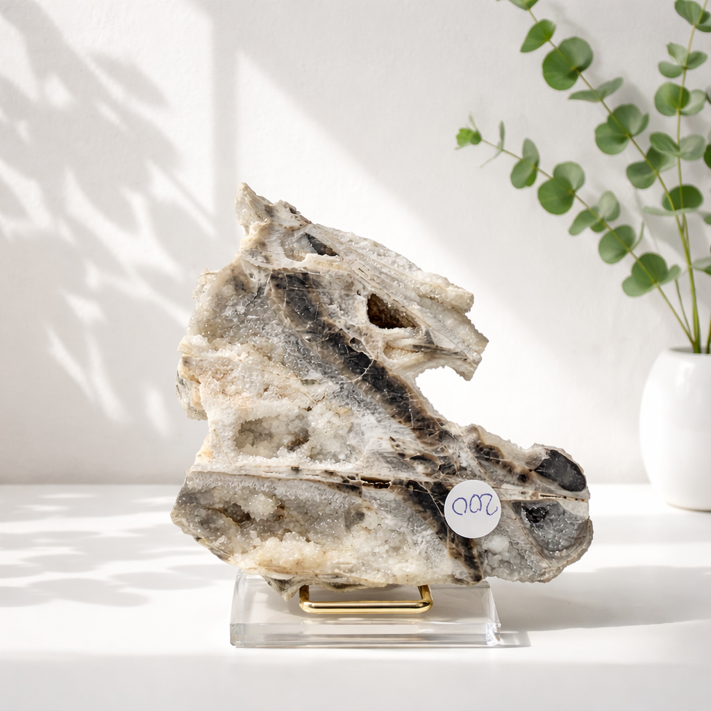 agat / chalcedon geode med druzy quartz indeni.