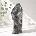 Druzy Agat/Septarian tower med mange åbne krystalhulrum.