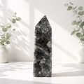 Druzy Agat/Septarian tower med mange åbne krystalhulrum.